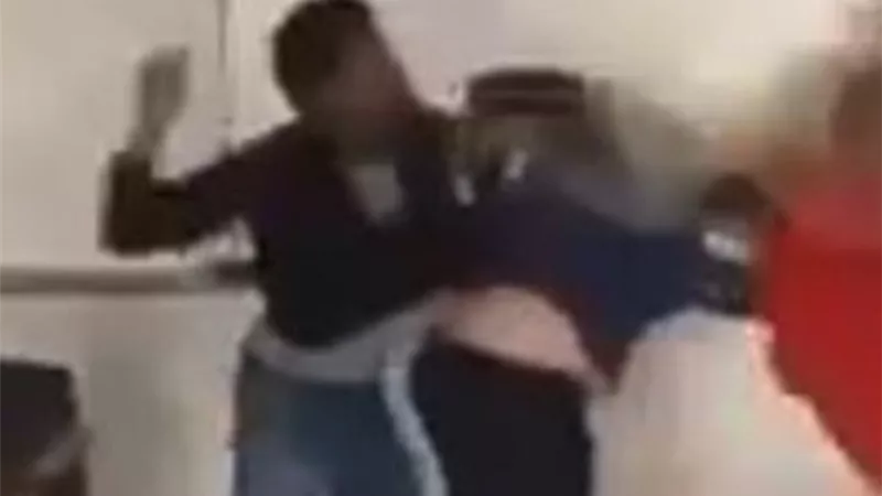 مشاجرة عنيفة بين معلمة وطالب ثانوي .. تبادلوا اللكمات والركلات داخل الفصل