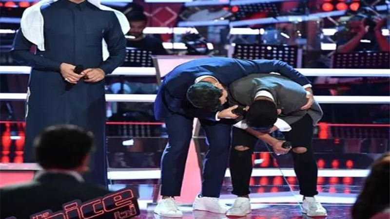 فى اخر لحظة .. محمد حماقى ينقذ متسابق مصرى لينضم إلى فريقه