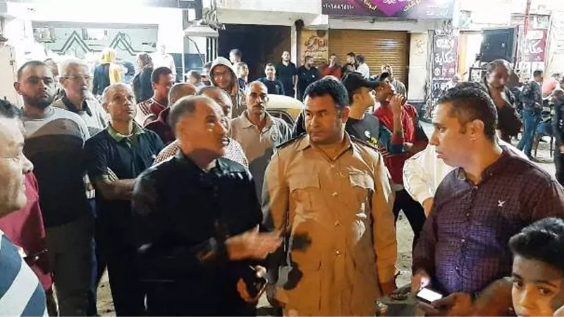 ميل عقار بدمنهور وفرض كردون أمني حوله بالصور