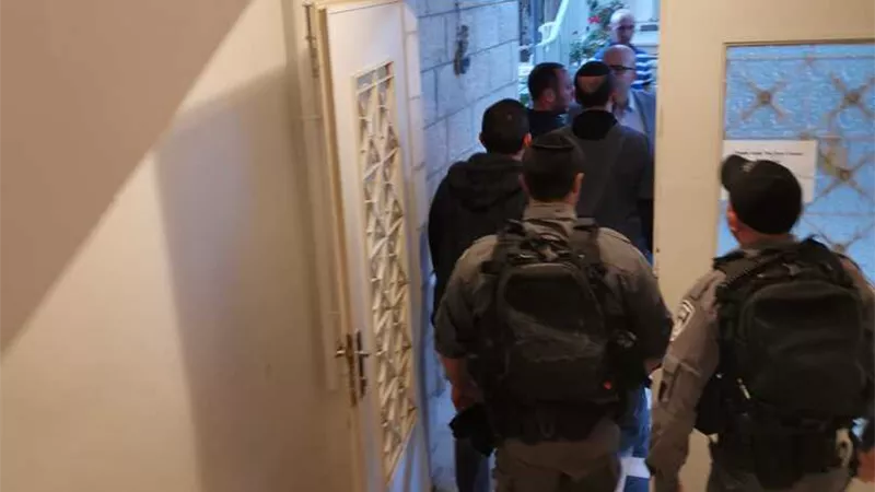 القوات الإسرائيلية تعتقل وزير شؤون القدس (فيديو)