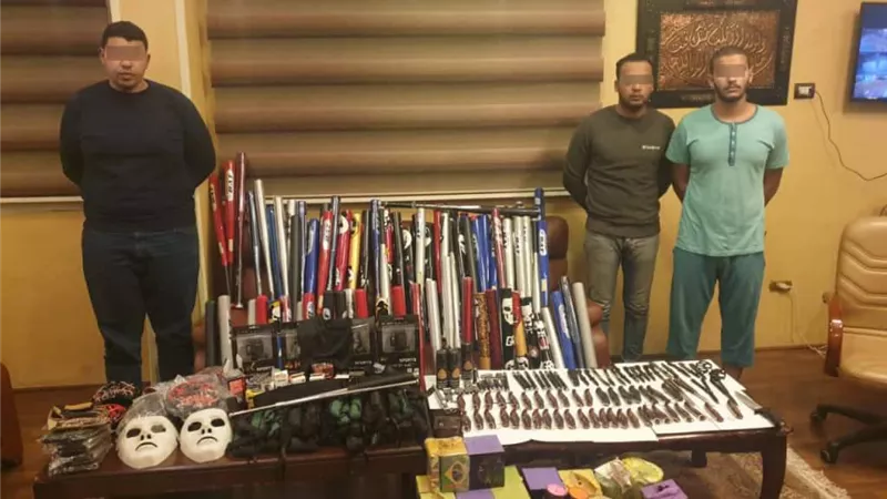 ضبط طالب يتزعم تشكيلاً عصابياً لتجارة الأسلحة البيضاء بالنزهة