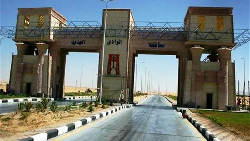 انتهاء رصف طريق العوينات بتكلفة ٦٠ مليون جنيه بالوادى الجديد