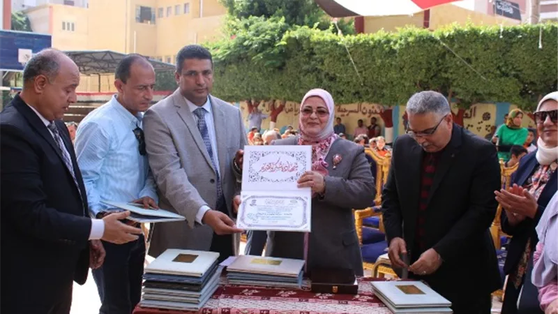 وكيل تعليم كفر الشيخ تتابع انتظام الدراسة وتكرم طلاب ومعلمي مدرسة الصردى