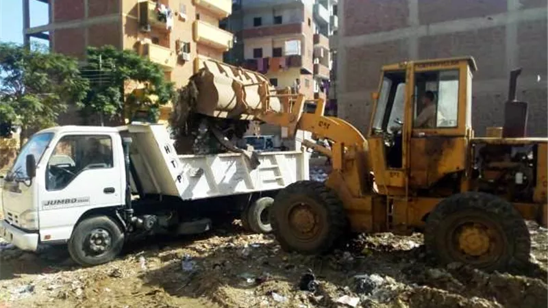 غراب يأمربرفع القمامة من المقلب العشوائى بمدينة أبوحماد