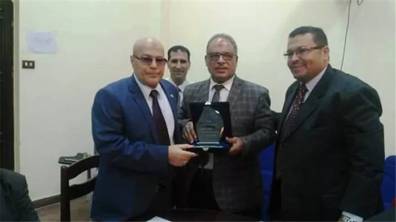 اللغة العربية تكرم غانم السعيد لحصوله على الميدالية الذهبية في الإعلام والثقافة
