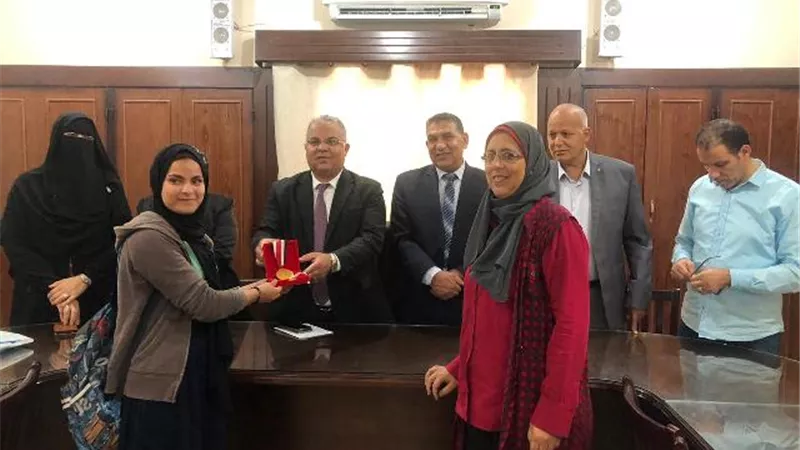 مدير تعليم الإسماعيلية يكرم مكتبات المدارس الأولى جمهورى ..صور