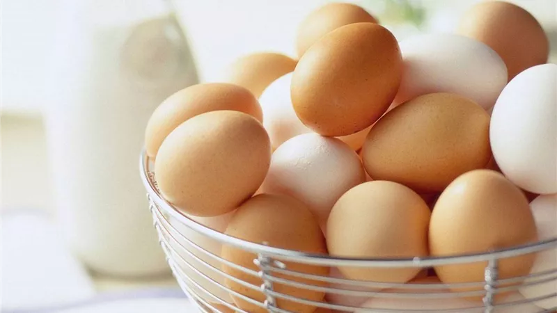 لا تتركي البيض خارج الثلاجة.. قد يسبب هذا المرض