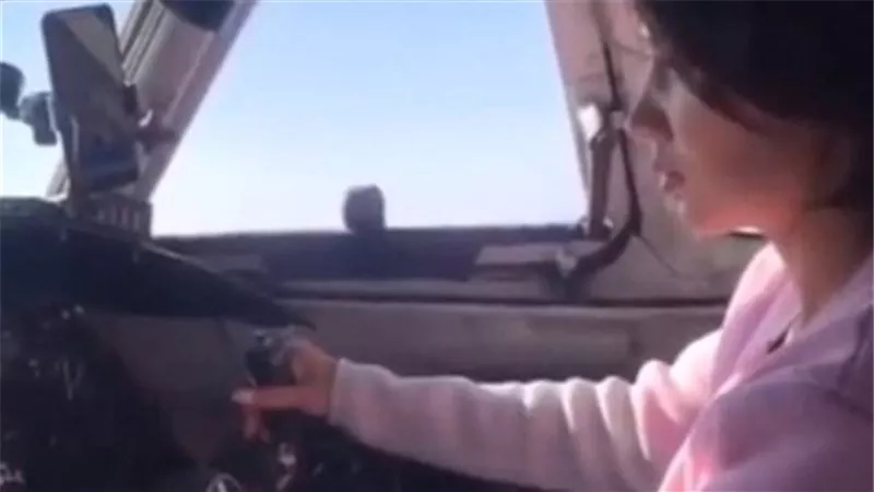 فيديو لفتاة تقود طائرة يشعل السوشيال ميديا.. والسلطات تحقق