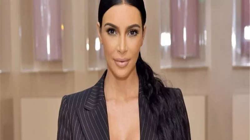 شاهد..إطلالة غريبة لـ كيم كاردشيان وعائلتها بملابس 