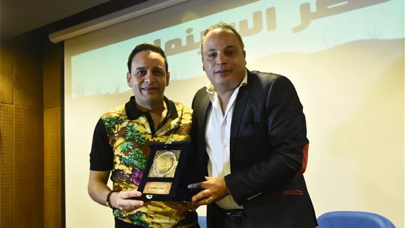 قصور الثقافة تهدي مصطفى قمر درع الهيئة خلال ندوة بقصر السينما