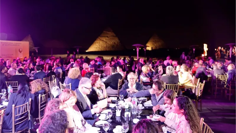 الآثار تقيم حفل عشاء موسيقى لسفراء العالم و٦٠٠ عالم بسفح الأهرامات