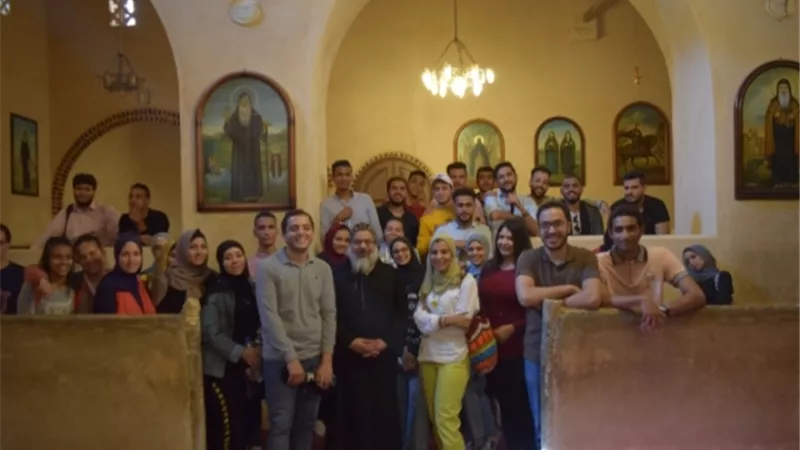 جامعة مصر للعلوم والتكنولوجيا تنظم رحلة علمية بوادى النطرون لتدريب طلابها على فنون العمارة والهندسة