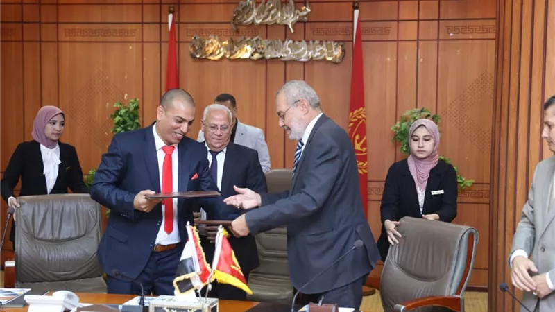 الغضبان: تشغيل مصانع بورسعيد بالطاقة الشمسية لأول مرة