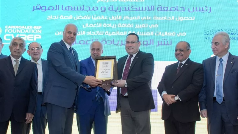 قنصوه يشهد تكريم جامعة الإسكندرية لفوزها عن نشر الوعي بريادة الأعمال