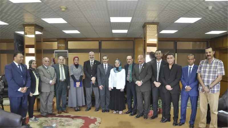 وفد النقابة العامة للعلاج الطبيعى يزور جامعة القناة..صور