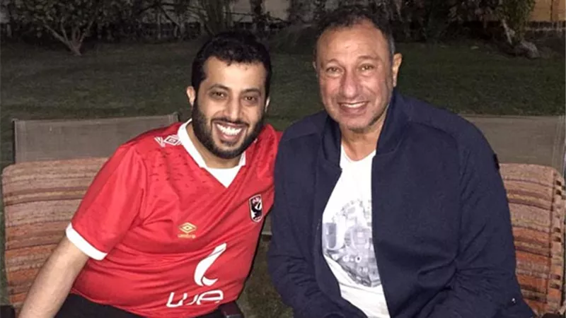 مرتديا تيشيرت الأهلي.. تفاصيل زيارة تركي آل الشيخ لمنزل الخطيب