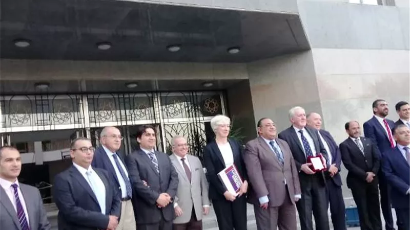 جامعة حلوان تستقبل رئيس كلية الجراحين الملكية لبحث تعاون لتدريب الأطباء بالصور