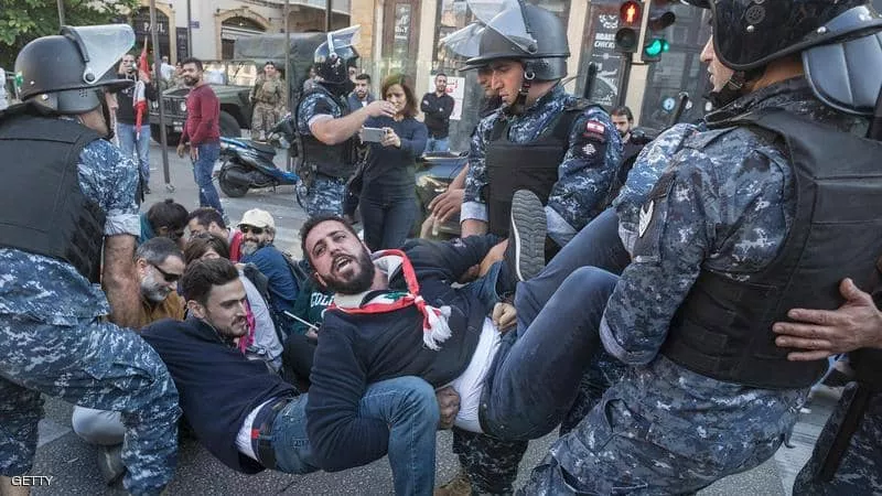 استقدم آليات وجرافات.. الجيش اللبناني يعيد فتح الطرق بالقوة