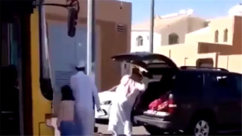بالفيديو.. سعودي يضرب طفلتيه بوحشية أثناء جلوسهما في صندوق السيارة