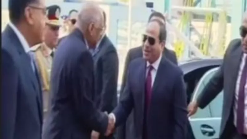 شاهد .. السيسي يصل مقر افتتاح عدد من المشروعات التنموية بمحافظتي السويس وجنوب سيناء