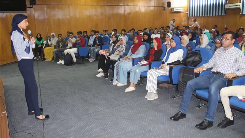 تواصل فعاليات الندوة التعريفية بمنح الجامعات الامريكية بجامعة جنوب الوادي