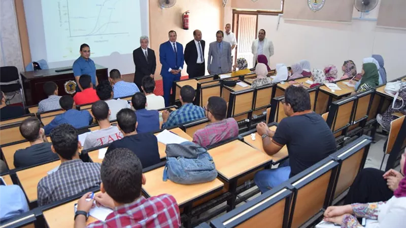 رئيس جامعة سوهاج يتابع سير العملية التعليمية بكلية الطب البشري