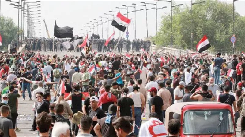 استمرار قطع الطرق في بغداد.. والأمن يواجه المتظاهرين بالرصاص
