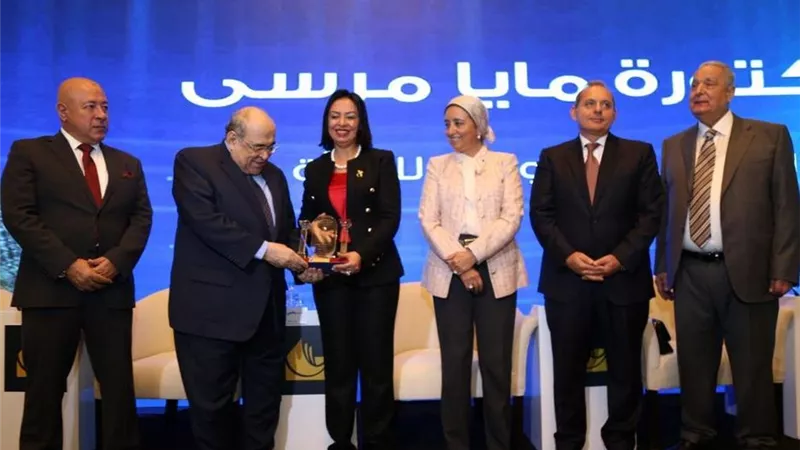 تكريم رئيسة القومي للمرأة بمؤتمر الناس والبنوك