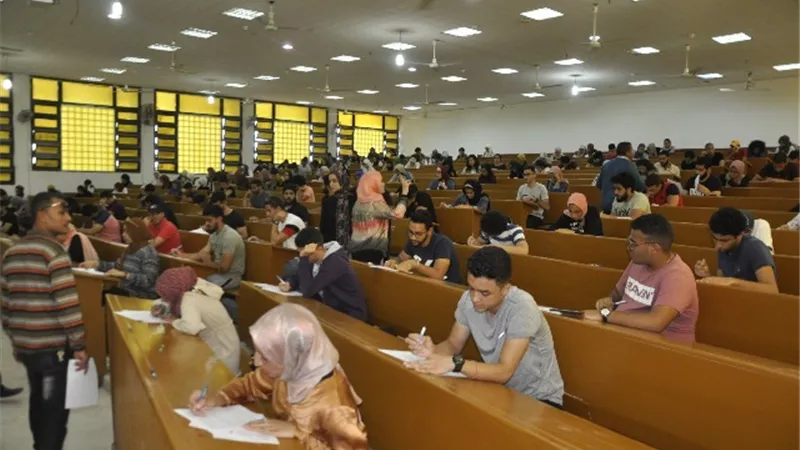 انطلاق الامتحانات الفصلية بجامعة القناة..صور