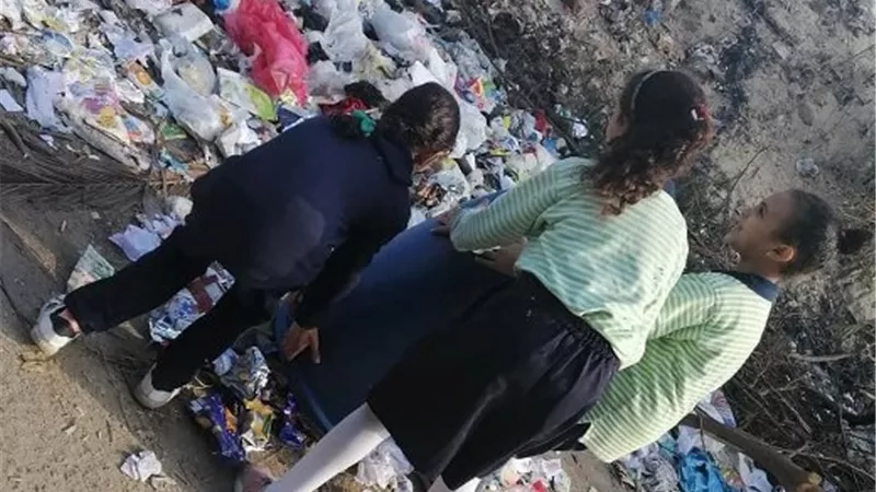 اقالة مدير مدرسة طلاب القاء القمامة في الإسماعيلية واحالته للتحقيق ..صور