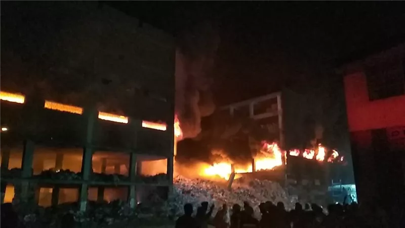 بالصور والفيديو .. انهيار مبنى مصنع حوا للموتوسيكلات بقليوب بسبب حريق هائل