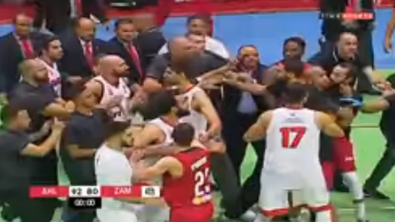 لحظة اعتداء لاعبي الزمالك على لاعب الأهلي.. فيديو