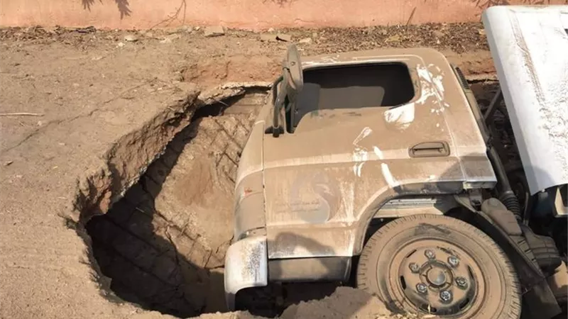 بالصور... هبوط أرضي يبتلع شاحنة صرف في رأس غارب