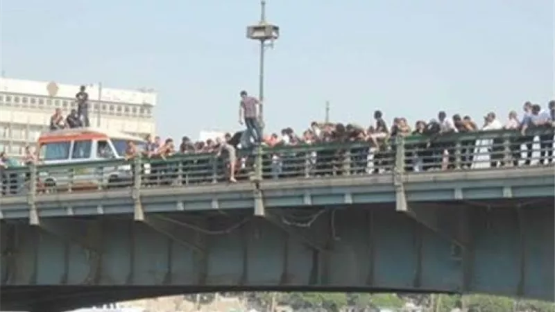 سائح عربي يقفز فى النيل والقوات تنفذه