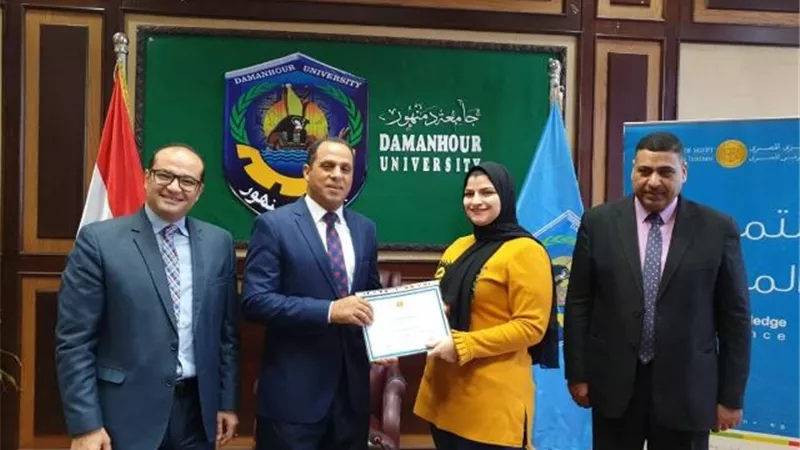 رئيس جامعة دمنهور يكرم الطلاب الحاصلين على منحة البنك المركزي
