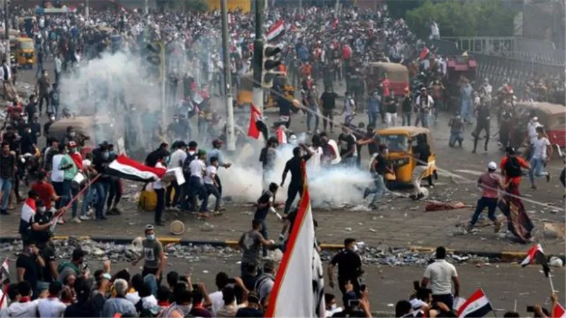 العراق: قوات الأمن تمنع متظاهرين من اقتحام مبنى التلفزيون الرسمي في بغداد.. فيديو