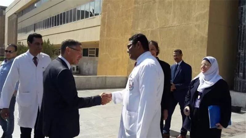 القنصل العام الفرنسى يزور مستشفى الأقصر الدولى