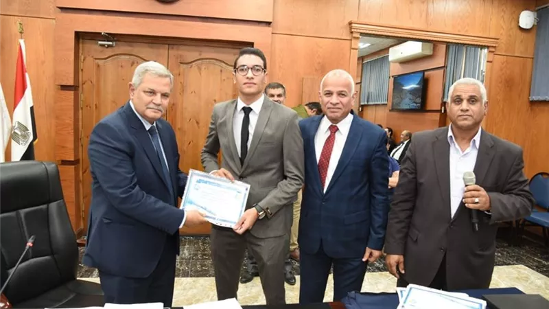 القابضة لمياة الشرب تكرم طلاب شركة البحيرة المتفوقين..صور