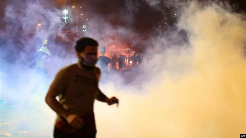 حرق باب مبنى محافظة كربلاء بالعراق