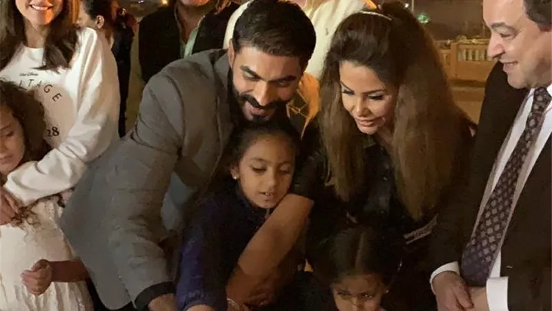 زوجة خالد سليم وابنتيه يحتفلون بعيد ميلاده في بلاتوه التصوير.. فيديو وصور