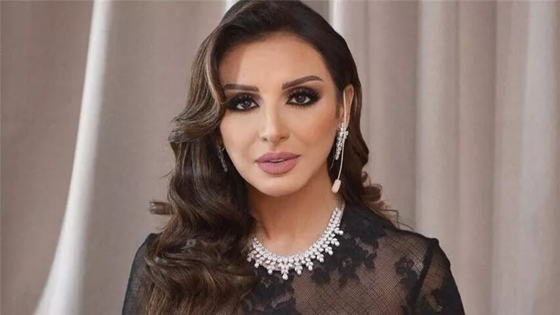 والدة أنغام تنهار بالبكاء