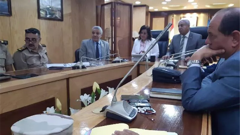 محرز ومحافظ أسوان يتابعان الإجراءات الإحترازية للوقاية من حمي الوادي المتصدع