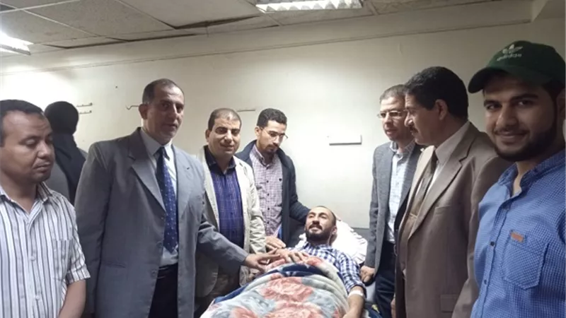 نائب رئيس جامعة الأزهر لوجه قبلي يطمئن علي حالة الطالب عمرو علي بعد إصابته فى حادث سي