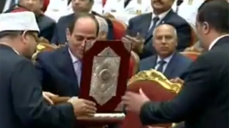 وزير الأوقاف يهدي نسخة من القرآن الكريم للرئيس السيسي