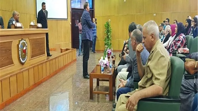 أضرار ومميزات مواقع التواصل الاجتماعي في الجلسة الثانية بالمنتدي العلمي بجامعة سوهاج