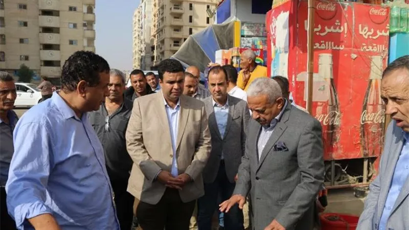 صقر يتابع أعمال الرصف بمنطقة القماين بحي الاربعين
