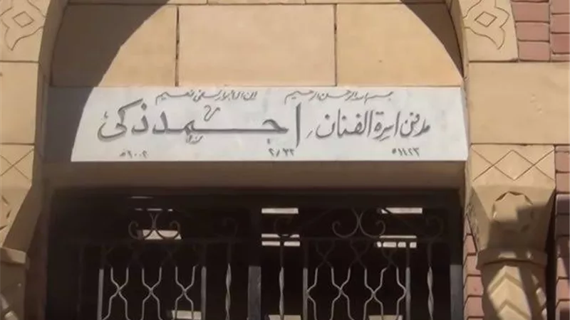 فى لمحة إنسانية .. صدقة جارية من نجوم الفن للراحل هيثم احمد زكى فى الجنازة