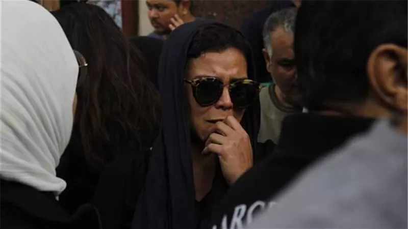 انهيار ناهد السباعي فى جنازة هيثم زكى .. صور