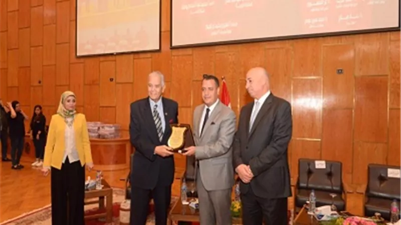 جامعة أسيوط تكرم أسر الشهداء والمصابين بحضور مدير الأمن