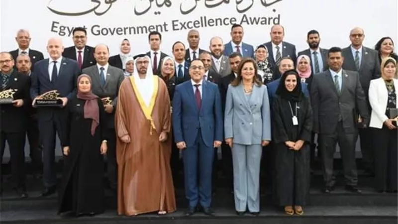 رئيس الوزراء يكرم رئيسة الإدارة المركزية للإنتاج بوزارة الإنتاج الحربي